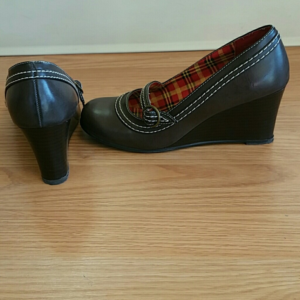 Brown Shoes - Picture 2 of 3